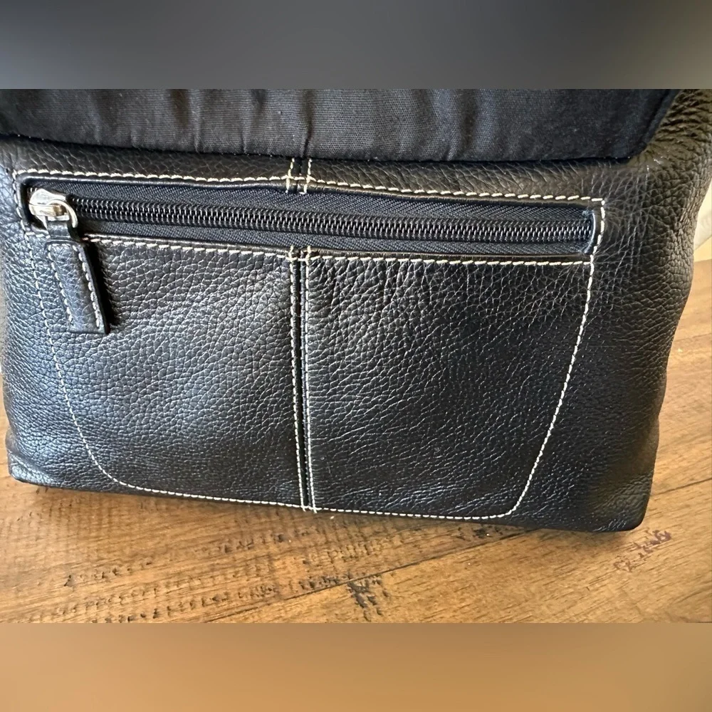 Beautiful Etienne Aigner black leather handbag in great condition